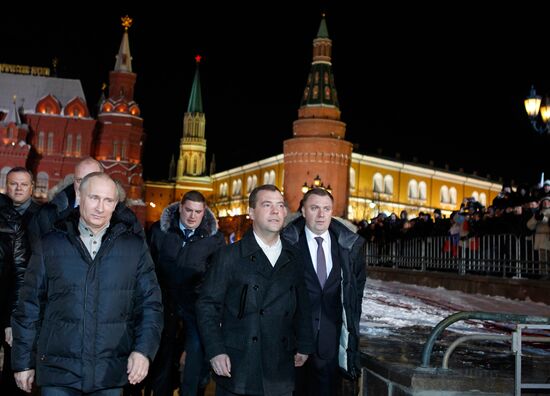 Д.Медведев и В.Путин участвуют в митинге на Манежной площади