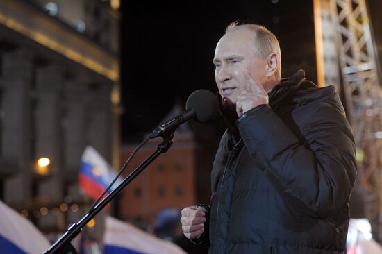 Д.Медведев и В.Путин участвуют в митинге на Манежной площади