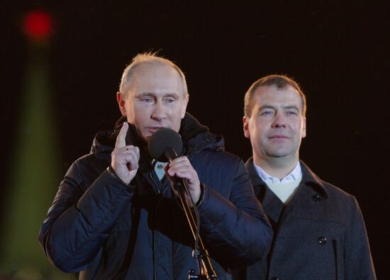 Д.Медведев и В.Путин участвуют в митинге на Манежной площади