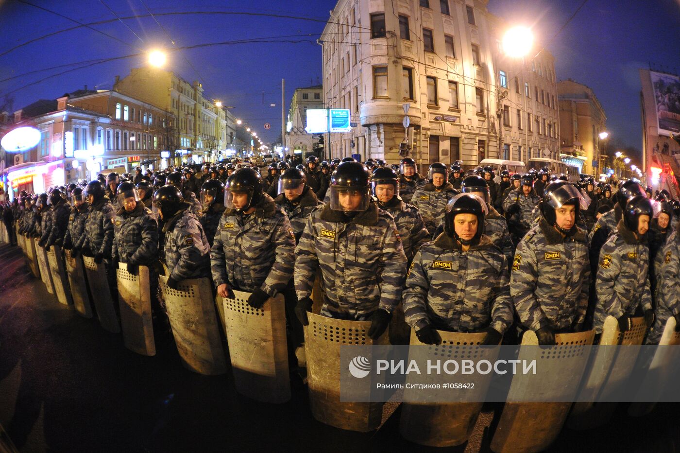 Сотрудники правоохранительных органов на на Пушкинской площади