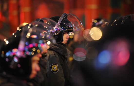 Сотрудники правоохранительных органов на на Пушкинской площади