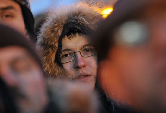 Лица участников митинга на Пушкинской площади в Москве