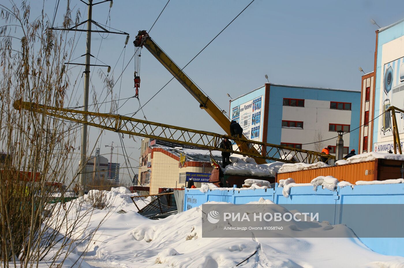 Падение строительного крана на линии электропередачи в Сургуте