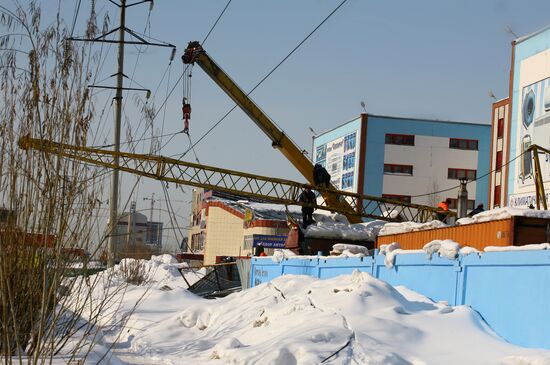 Падение строительного крана на линии электропередачи в Сургуте