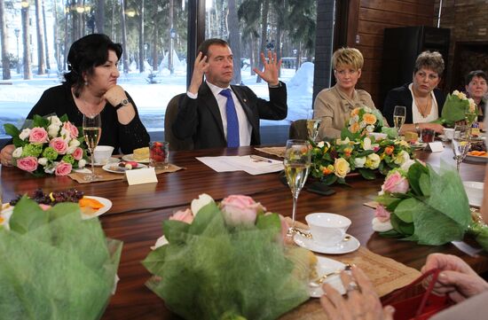 Д.Медведев встретился в "Горках" с женщинами России