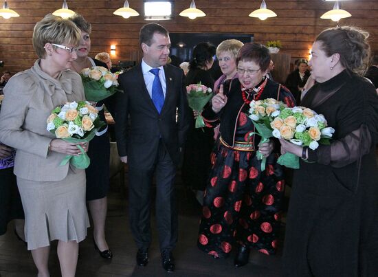Д.Медведев встретился в "Горках" с женщинами России