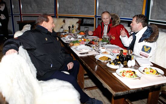 Неформальная встреча Д. Медведева, В. Путина, С. Берлускони