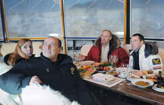 Неформальная встреча Д.Медведева, В.Путина, С.Берлускони