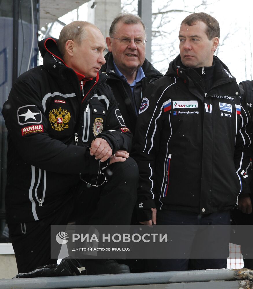 Посещение Д. Медведевым и В. Путиным санно-бобслейной трассы