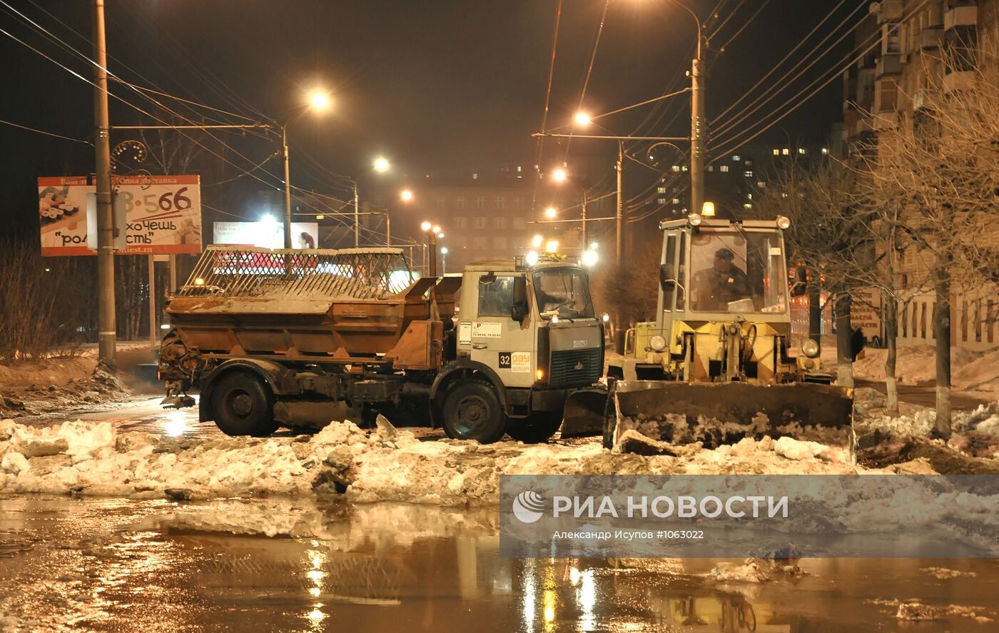 Затопление центральной улицы Ижевска из-за аварии водопровода
