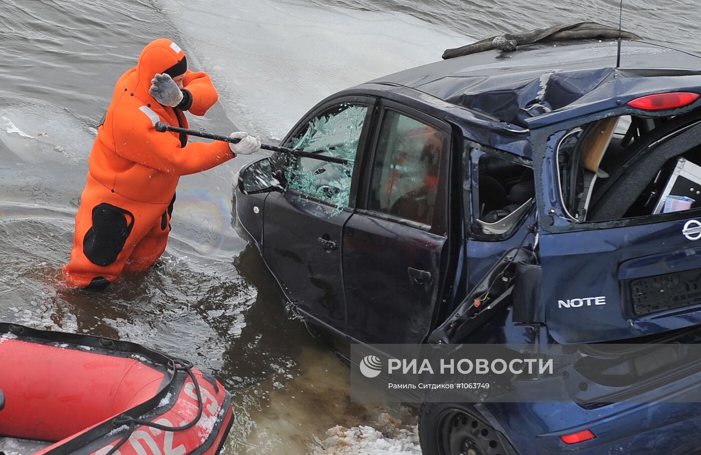 Иномарка упала в Москву-реку в районе Пречистенской набережной