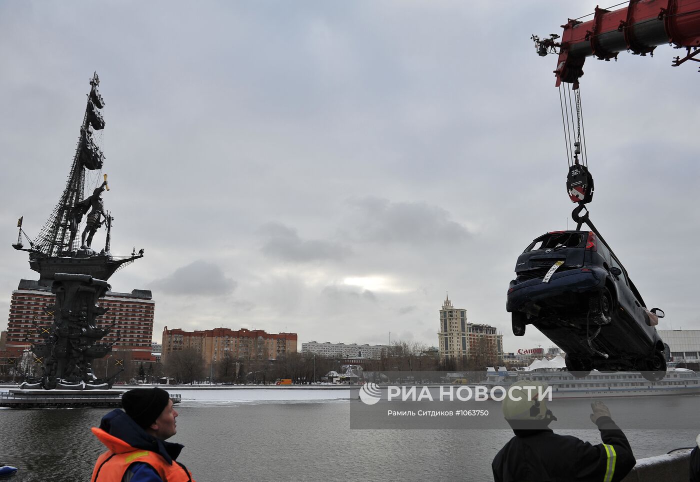 Иномарка упала в Москву-реку в районе Пречистенской набережной