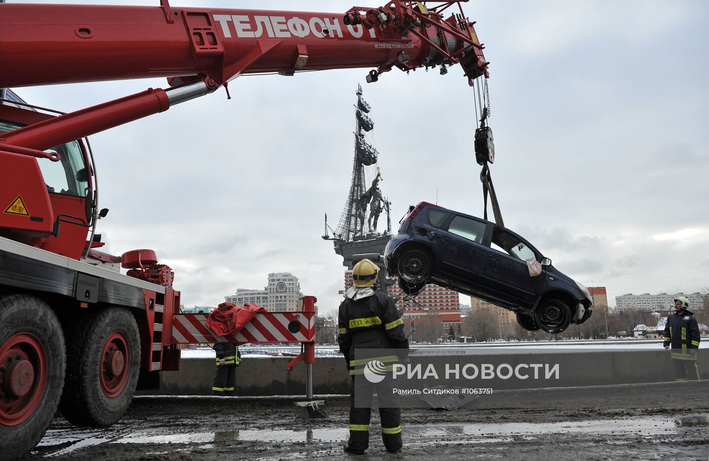 Иномарка упала в Москву-реку в районе Пречистенской набережной