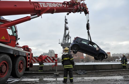 Иномарка упала в Москву-реку в районе Пречистенской набережной