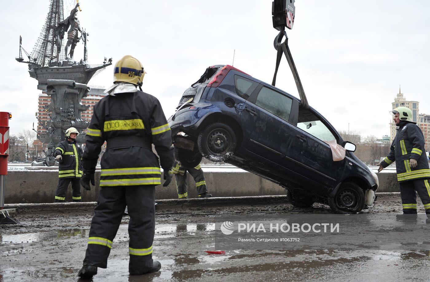 Иномарка упала в Москву-реку в районе Пречистенской набережной
