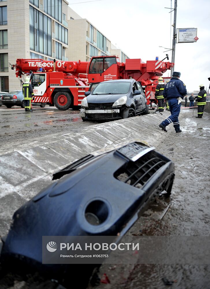Иномарка упала в Москву-реку в районе Пречистенской набережной