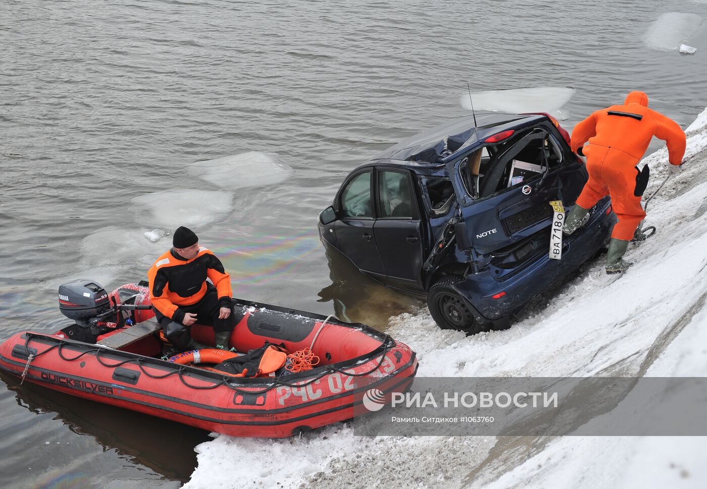 Иномарка упала в Москву-реку в районе Пречистенской набережной
