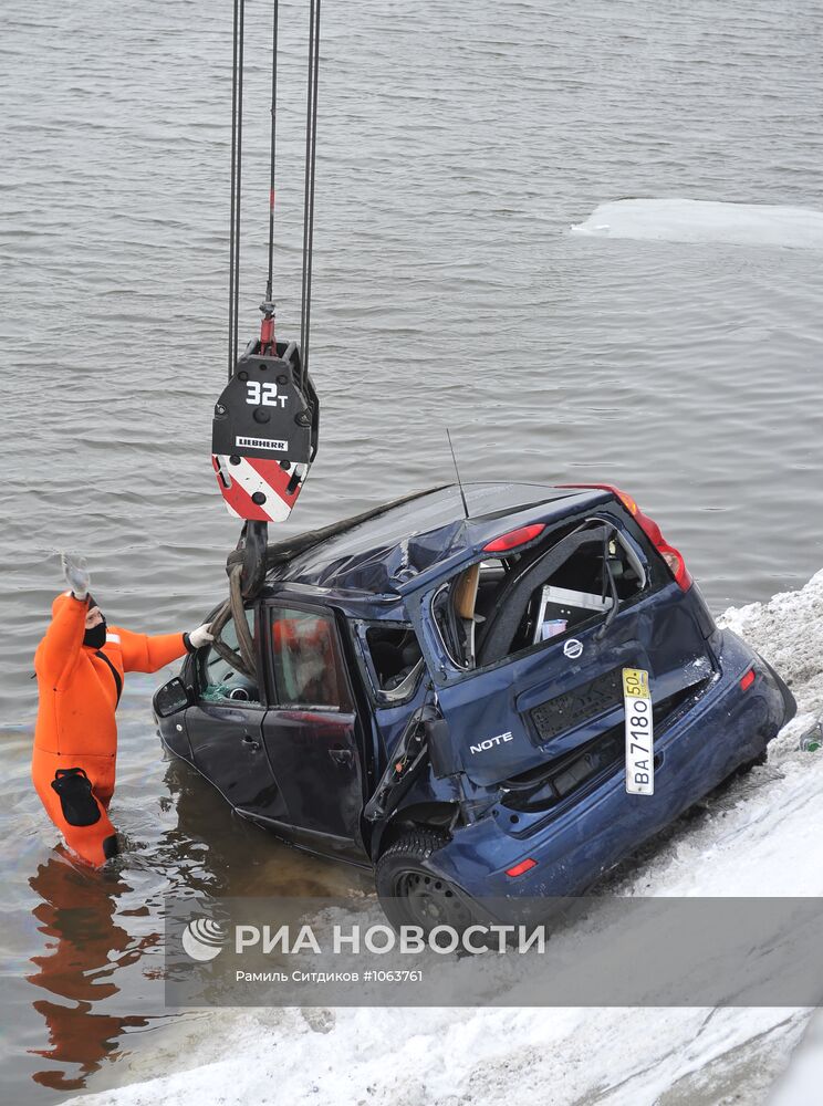 Иномарка упала в Москву-реку в районе Пречистенской набережной