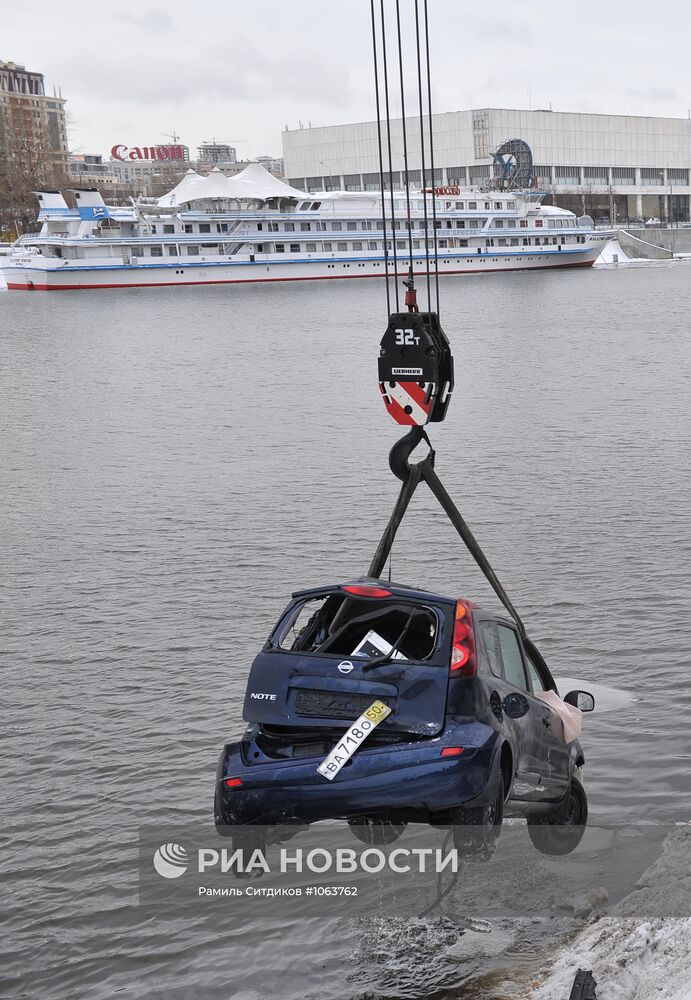 Иномарка упала в Москву-реку в районе Пречистенской набережной