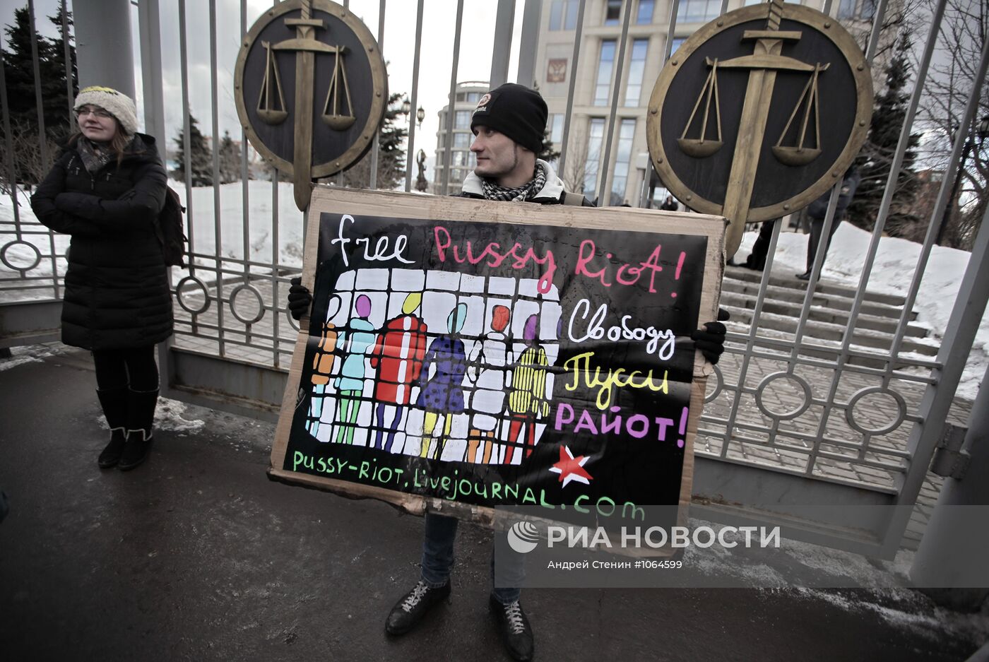 Пикеты в защиту активисток группы Pussy Riot у здания Мосгорсуда