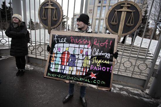 Пикеты в защиту активисток группы Pussy Riot у здания Мосгорсуда
