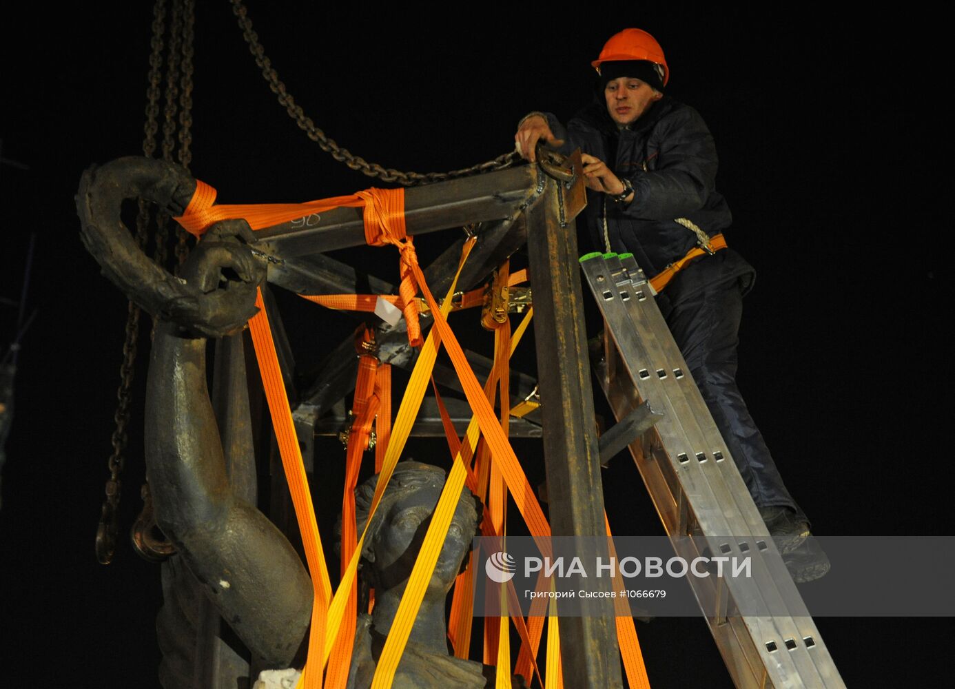 Демонтаж элементов с Триумфальной арки Москвы