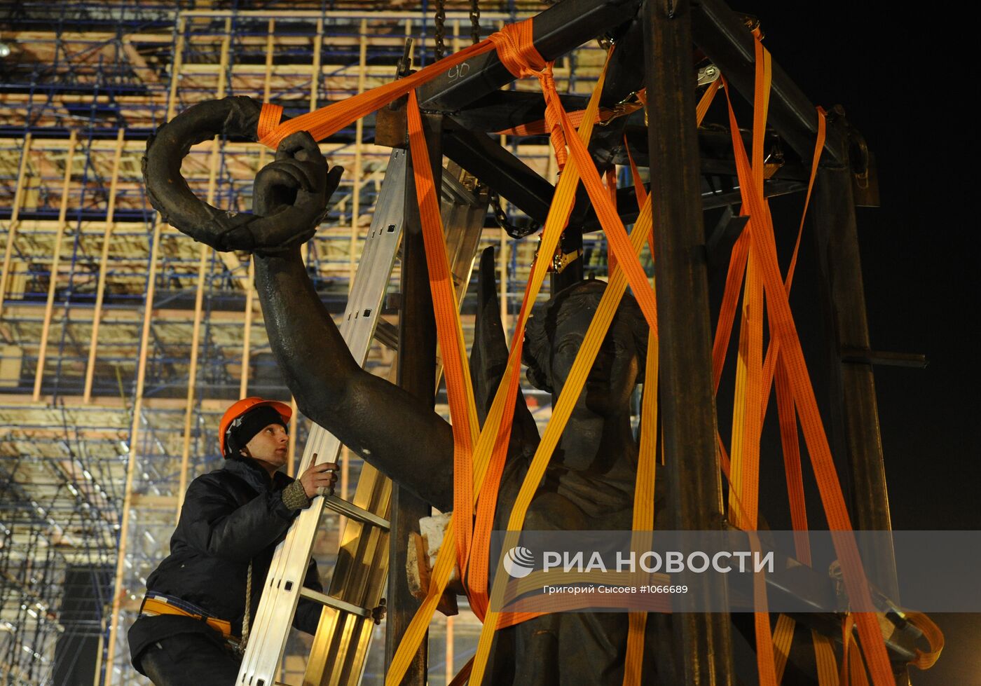 Демонтаж элементов с Триумфальной арки Москвы