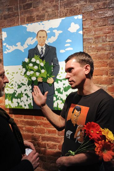 Выставка работ, посвященных В.Путину, открылась в Петербурге