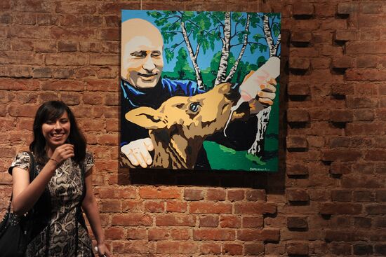 Выставка работ, посвященных В.Путину, открылась в Петербурге