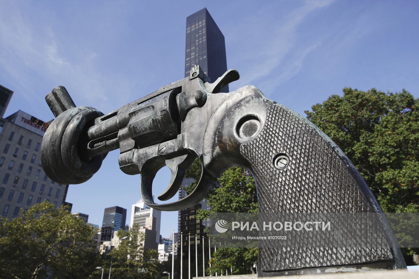 Скульптура "Нет насилию"