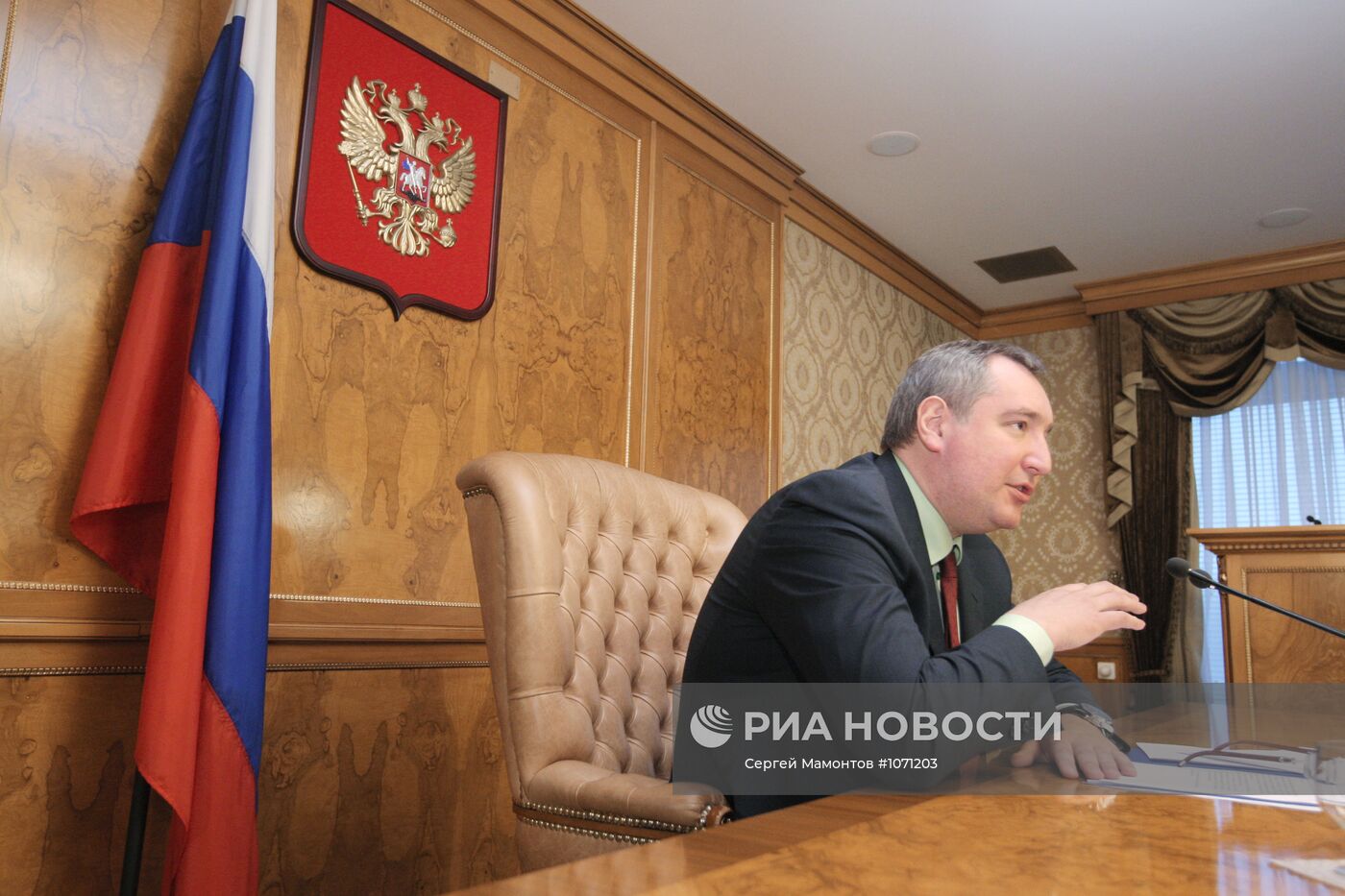 Дмитрий Рогозин проводит совещание с военными учеными в Москве
