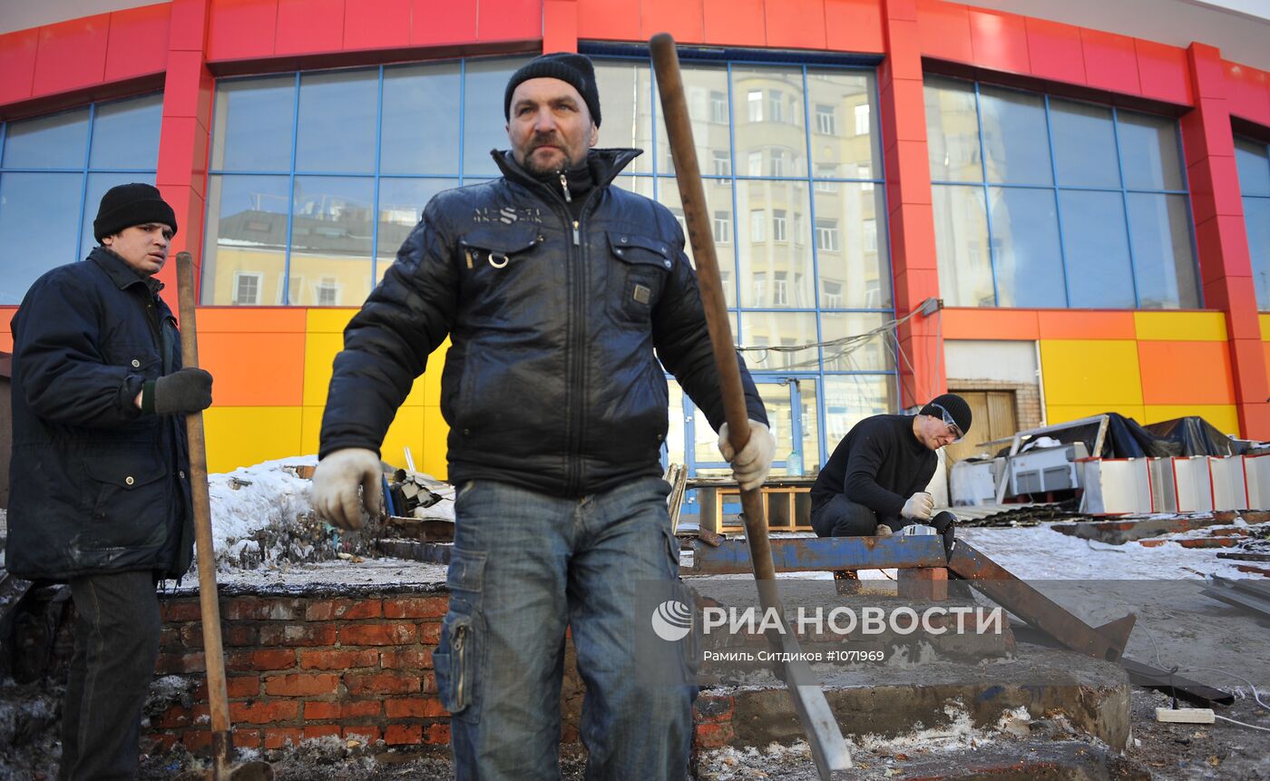 Демонтаж торговых палаток на Усачевском рынке в Москве
