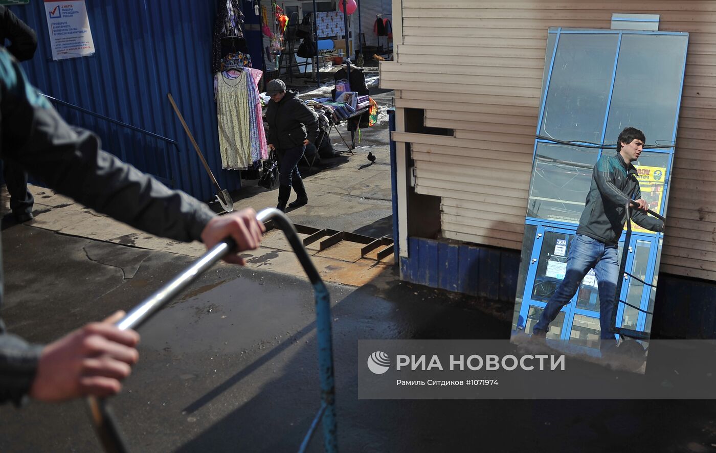 Демонтаж торговых палаток на Усачевском рынке в Москве