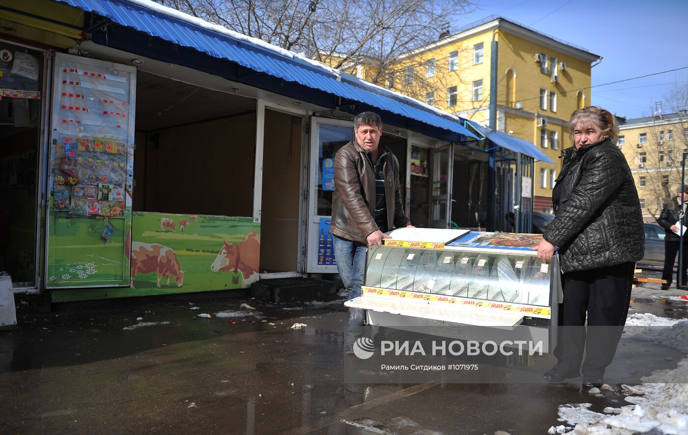Демонтаж торговых палаток на Усачевском рынке в Москве