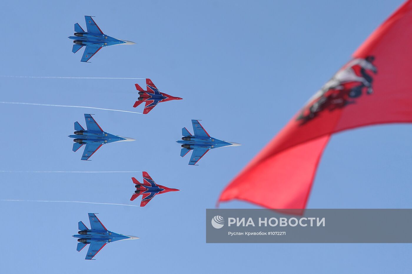 Полеты пилотажных групп "Русские витязи" и "Стрижи"