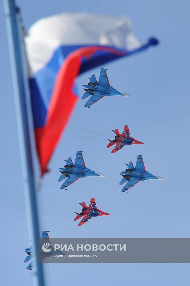 Полеты пилотажных групп "Русские витязи" и "Стрижи"