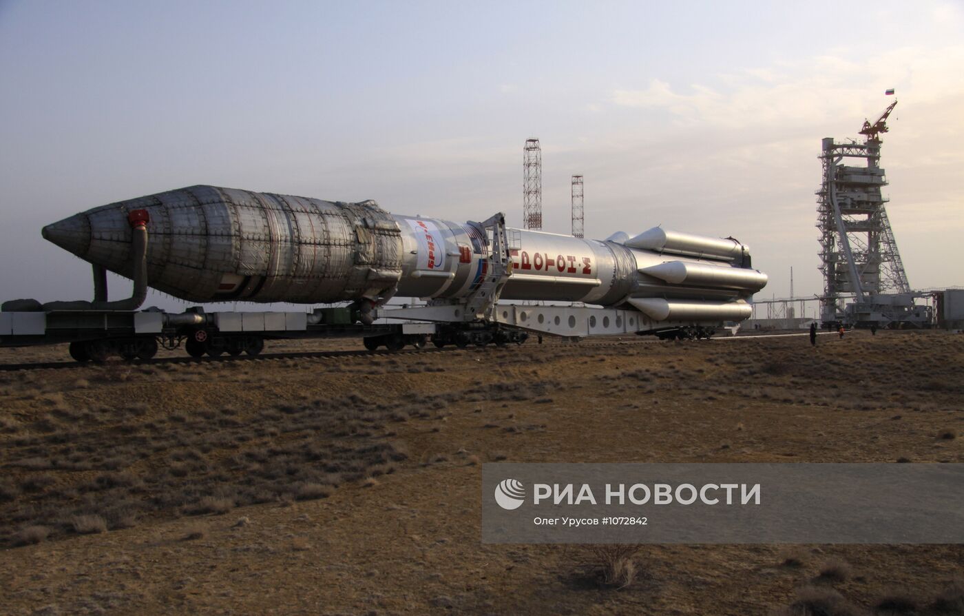 Вывоз ракеты "Протон-М" со спутником на стартовый комплекс