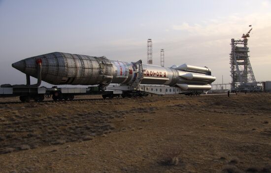 Вывоз ракеты "Протон-М" со спутником на стартовый комплекс