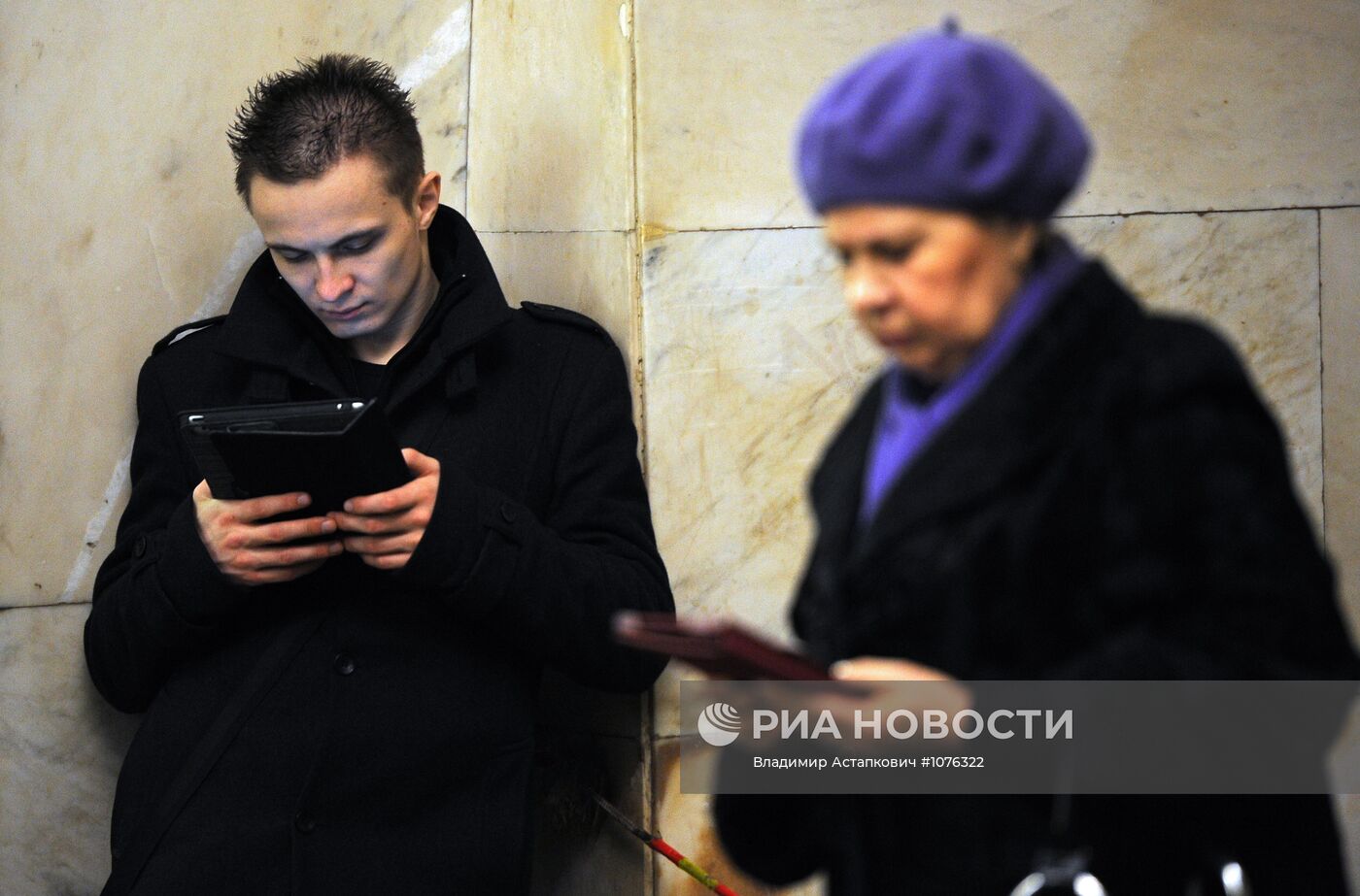 Пассажиры с портативными устройствами в московском метро