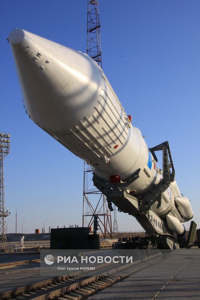 Подготовка к запуску РН "Протон-К" со спутником "Космос"
