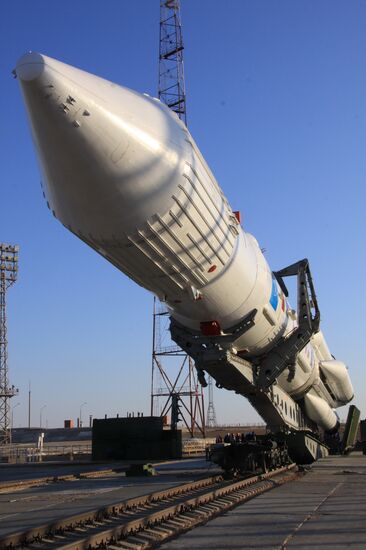 Подготовка к запуску РН "Протон-К" со спутником "Космос"