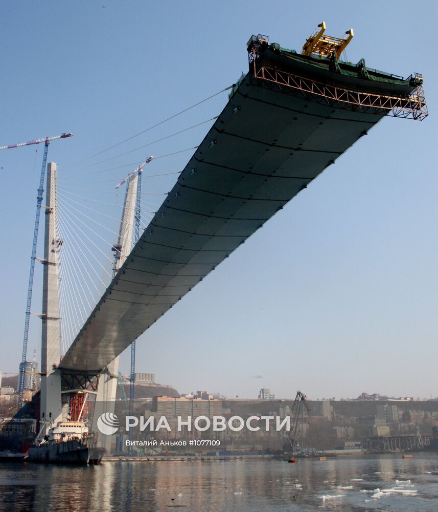 Строительство вантового моста через бухту Золотой Рог