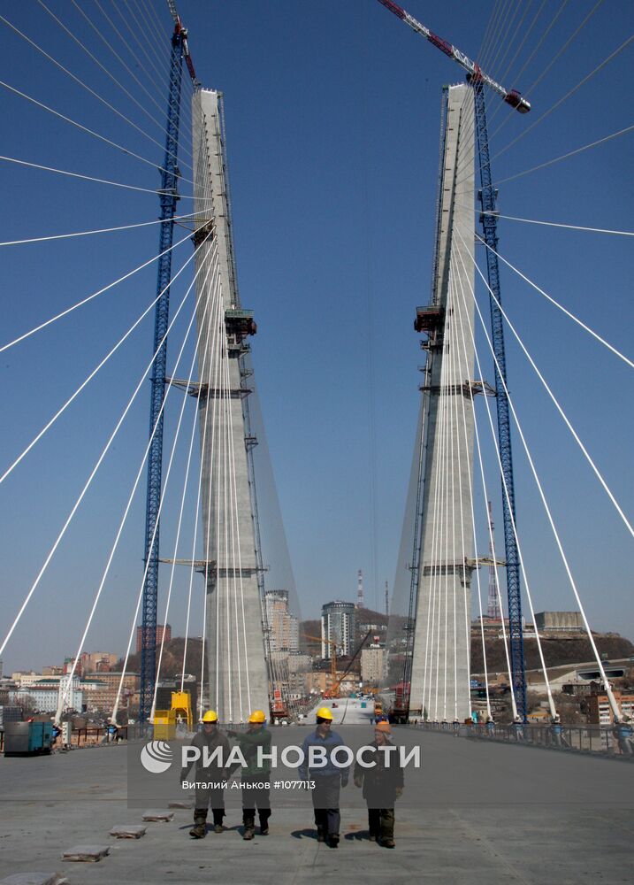 Строительство вантового моста через бухту Золотой Рог