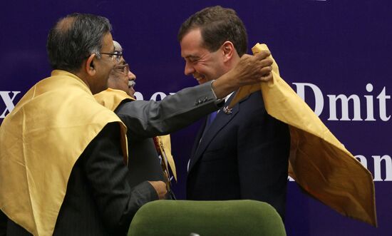 Д.Медведев стал почетным доктором философии университета в Индии