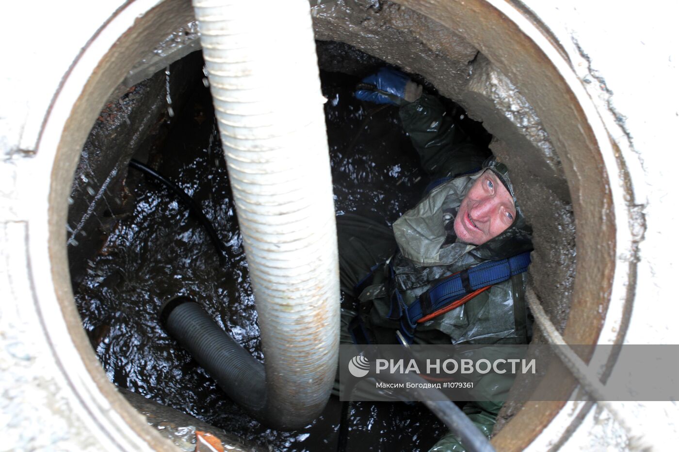 Очистка от мусора ливневой канализации в Казани