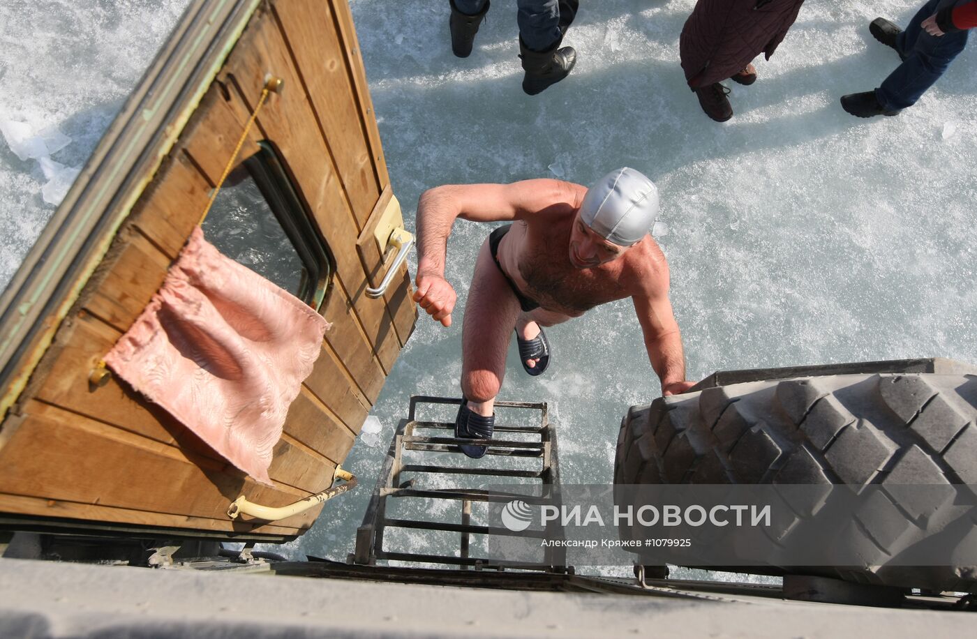 Соревнования по плаванию в ледяной воде в Бердском заливе