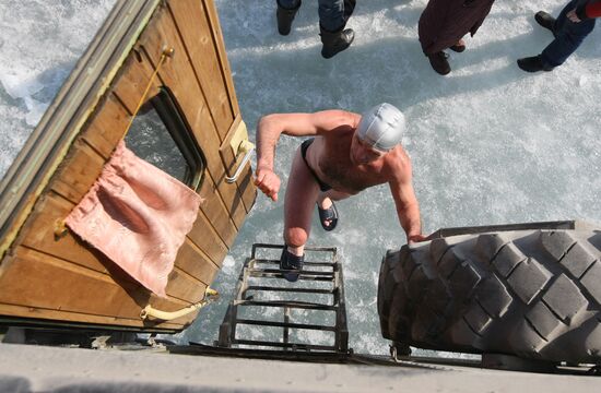 Соревнования по плаванию в ледяной воде в Бердском заливе