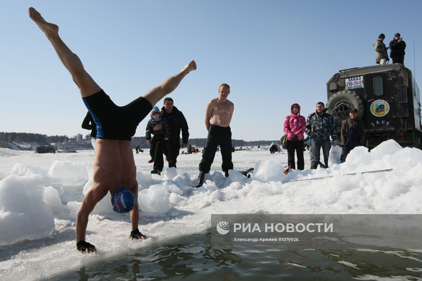 Соревнования по плаванию в ледяной воде в Бердском заливе