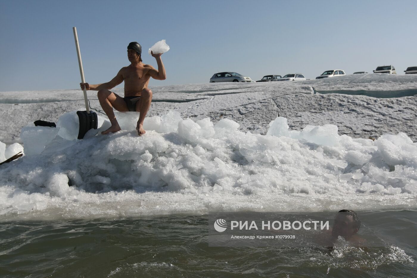 Соревнования по плаванию в ледяной воде в Бердском заливе