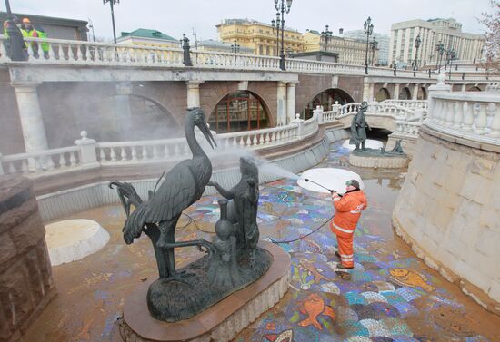 Подготовка фонтанов на Манежной площади к открытию
